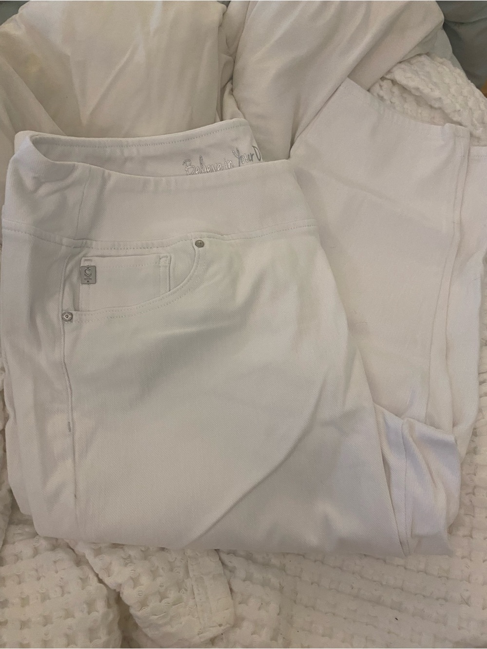 NWOT belle by Kim gravel- white Capri pants- elastic waist